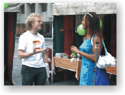 Marie Daulne van Zap Mama en Bruno De Lille bij de start van de "Ik ben verkocht" campagne in Brussel