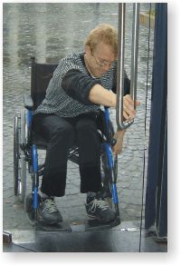 Bruno De Lille legt een rolstoelparcours af