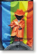 Manneken Pis in regenboogkostuum